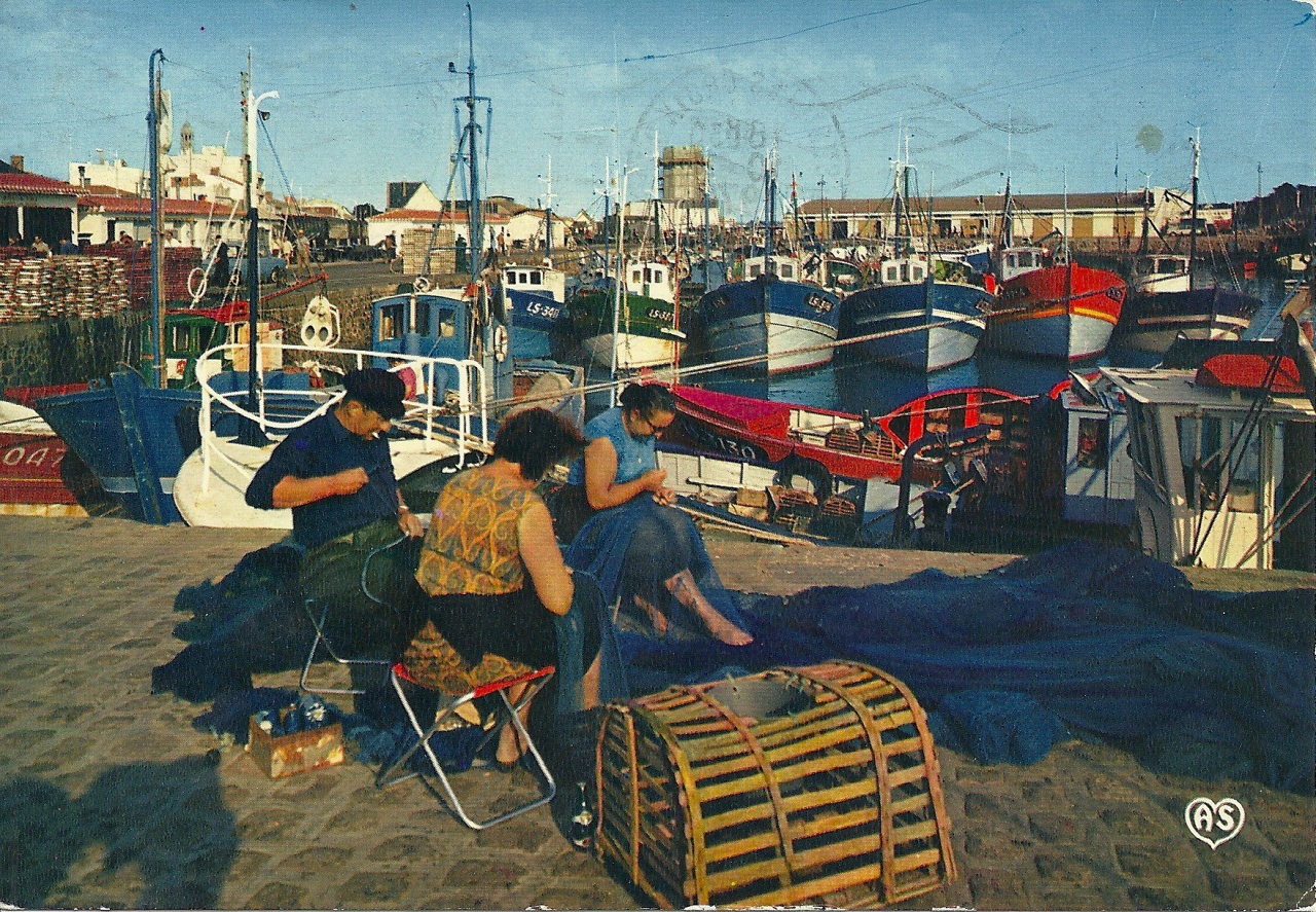 St-Gilles-Croix-de-Vie, le port et le ramandage des filets.