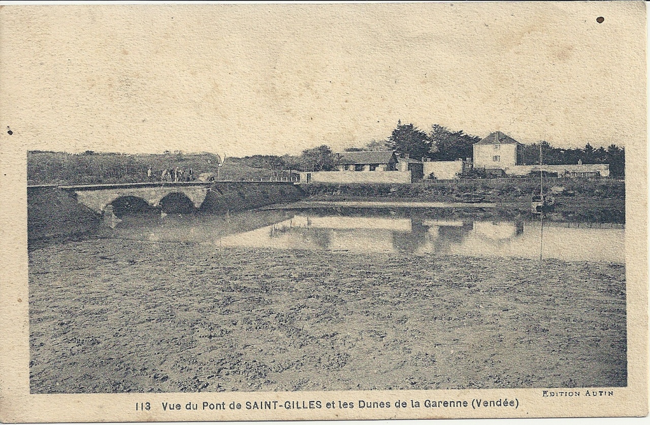 St-Gilles-sur-Vie, vue du pont et les dunes de la Garenne de Retz.