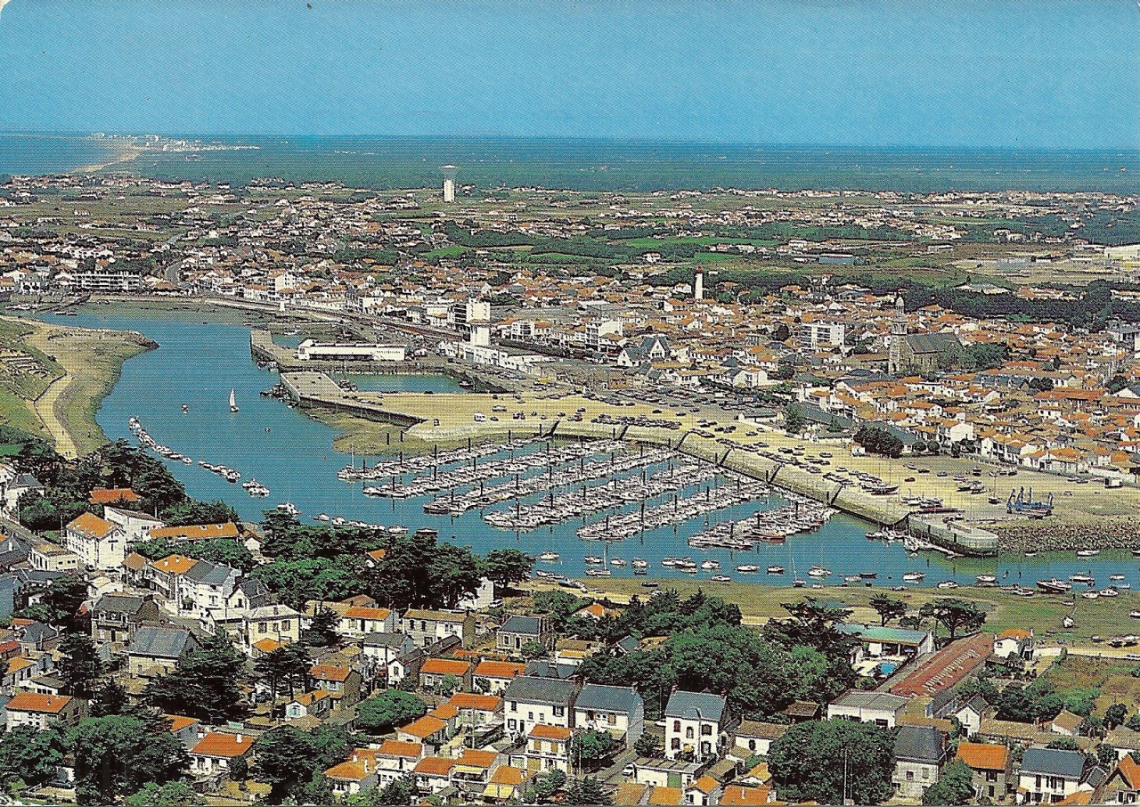 St-Gilles-Croix-de-Vie, vue générale et le port de plaisance.