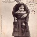 Au pays maraichin, une mignonne fillette et son grand frère.