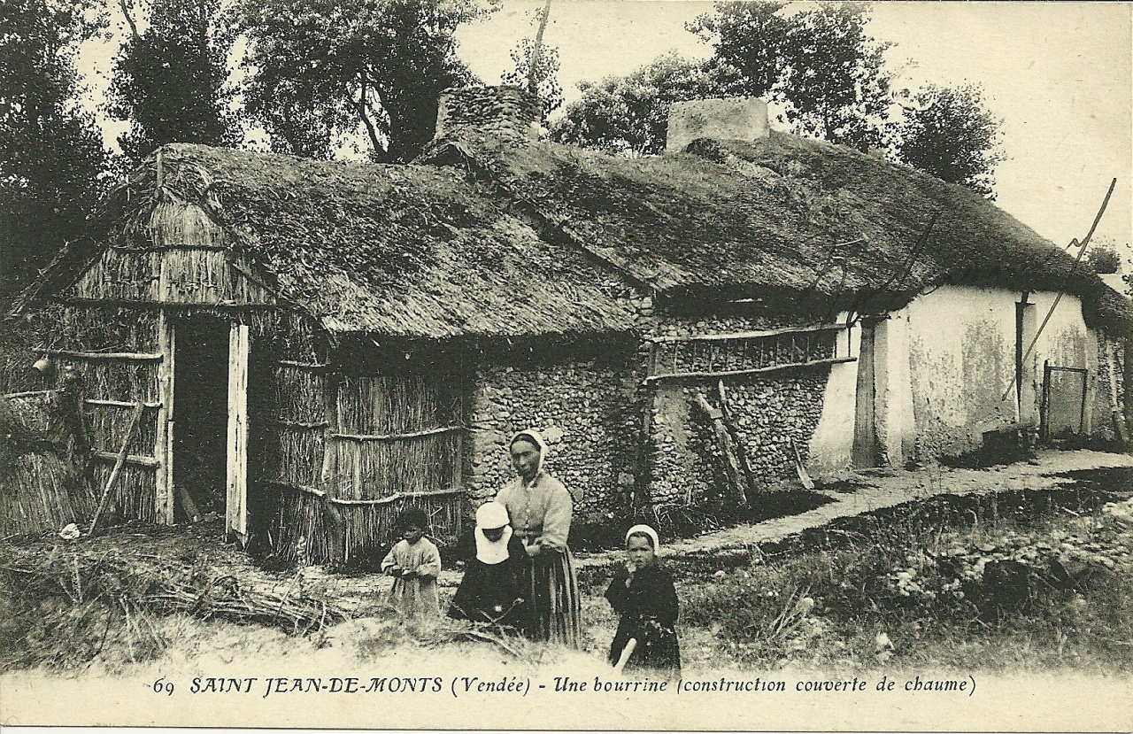 St-Jean-de-Monts, une bourrine (construction en toit de chaume).