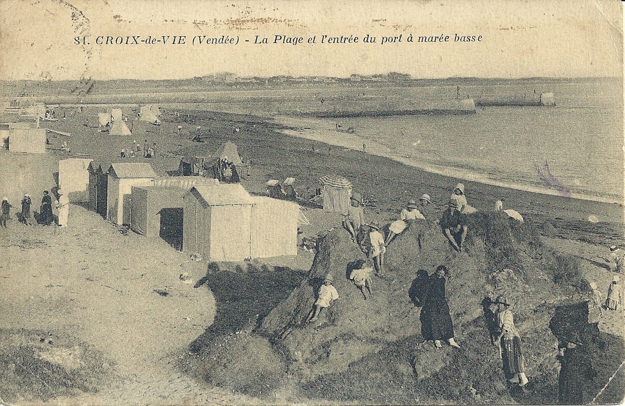 Croix-de-Vie, la plage à l'entrée du port.