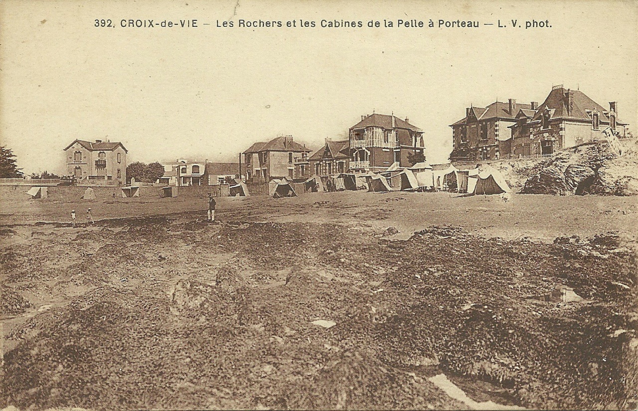 Croix-de-Vie, les rochers et les cabines de la Pelle à Porteau.