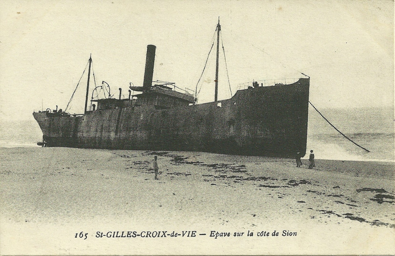 St-Gilles-Croix-de-Vie, épave sur la côte de Sion.