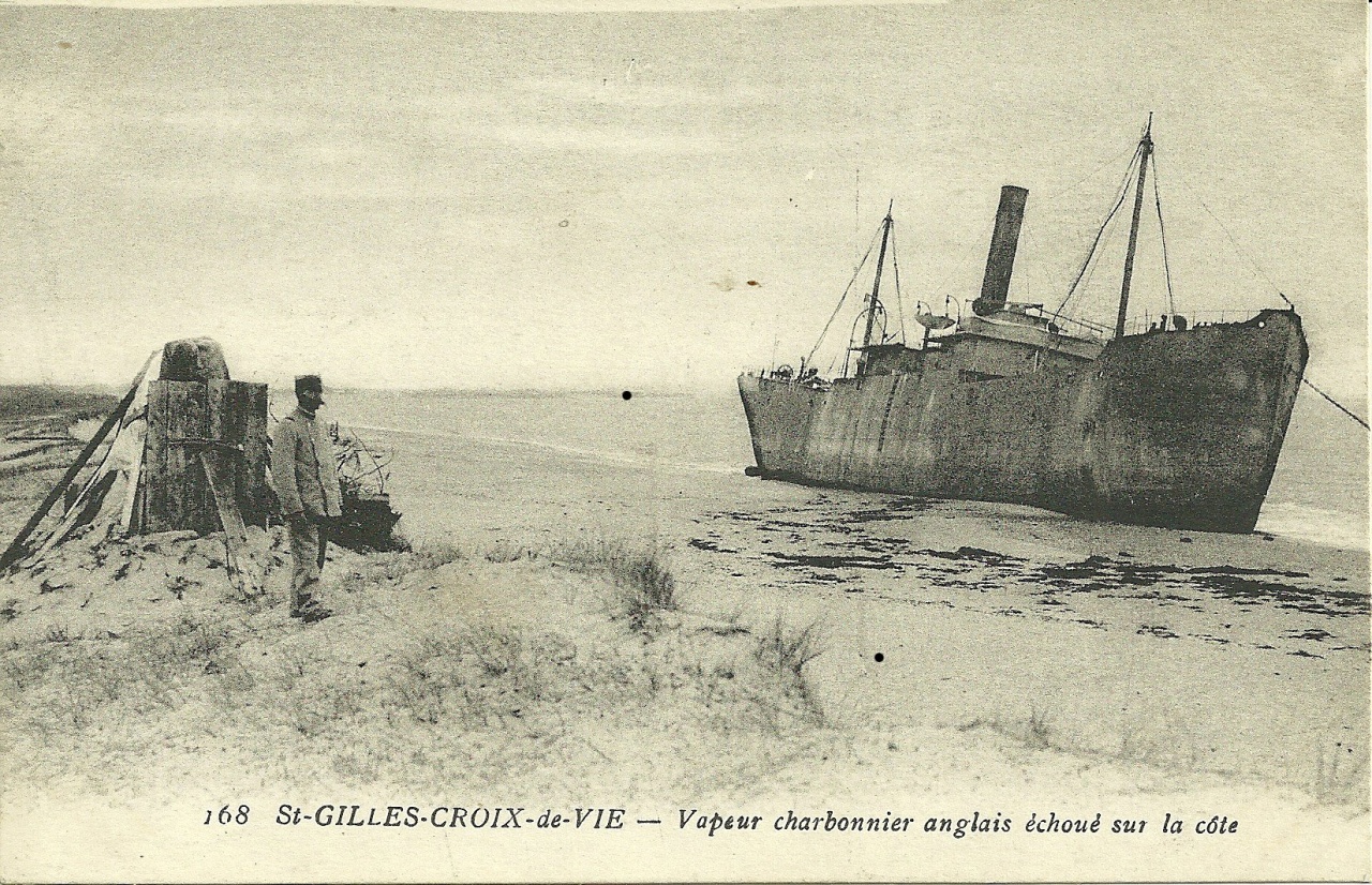 St-Gilles-Croix-de-Vie, vapeur charbonnier échoué sur la plage.