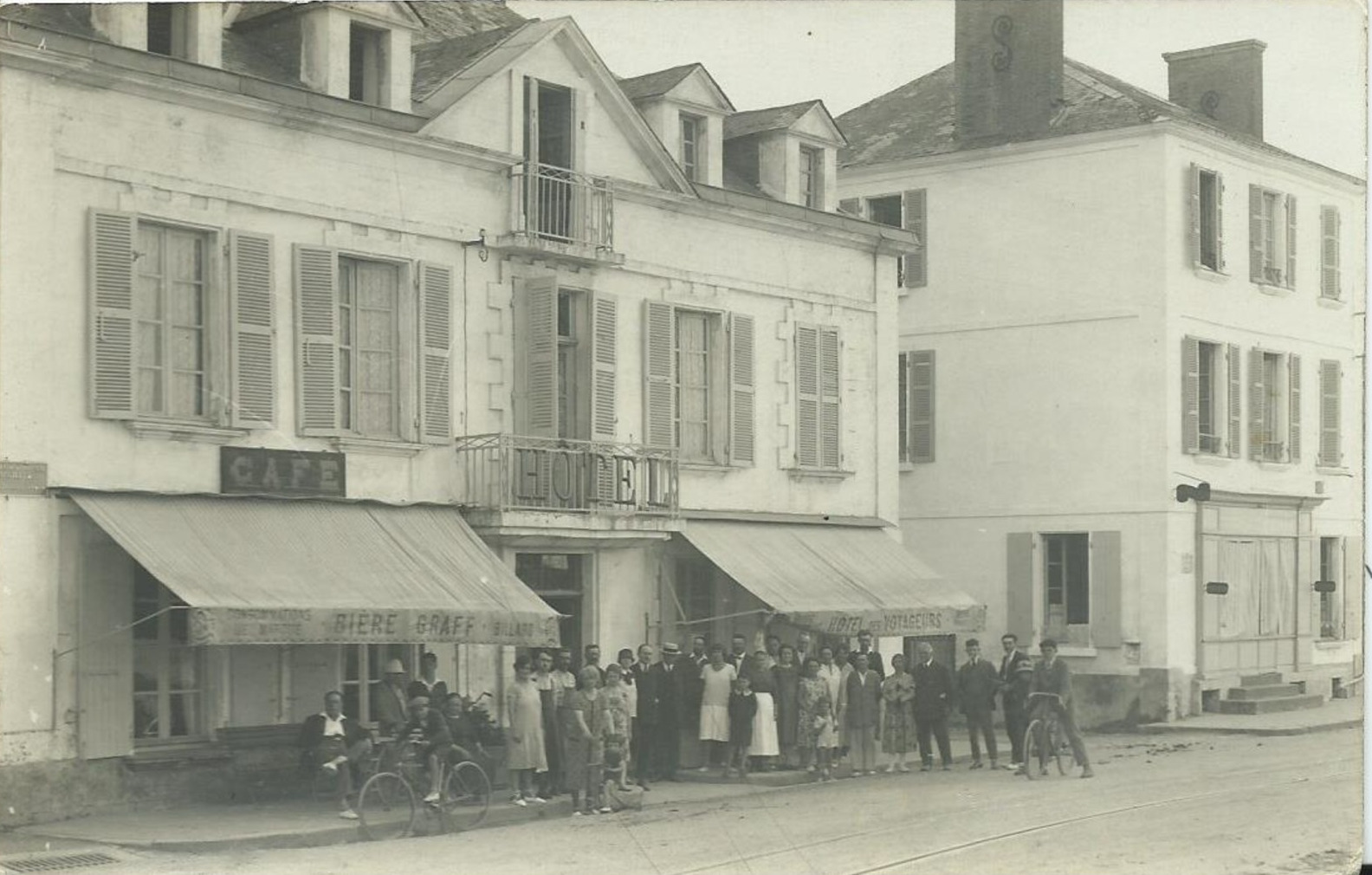 Saint-Gilles-sur-Vie, l'hôtel Les voyageurs et son personnel