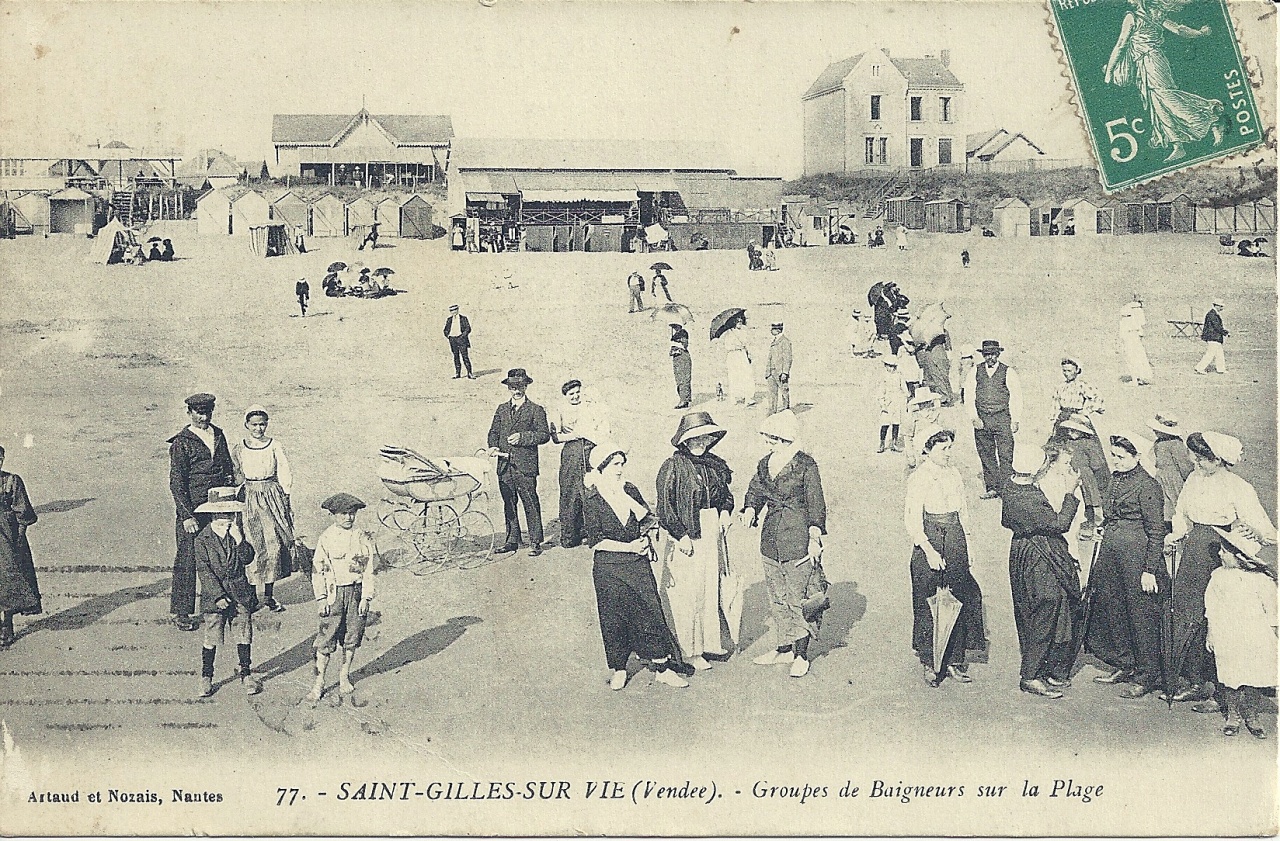 St-Gilles-sur-Vie, groupe de baigneurs sur la plage.