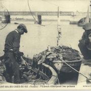 St-Gilles-Croix-de-Vie, pêcheurs débarquant leurs poissons.