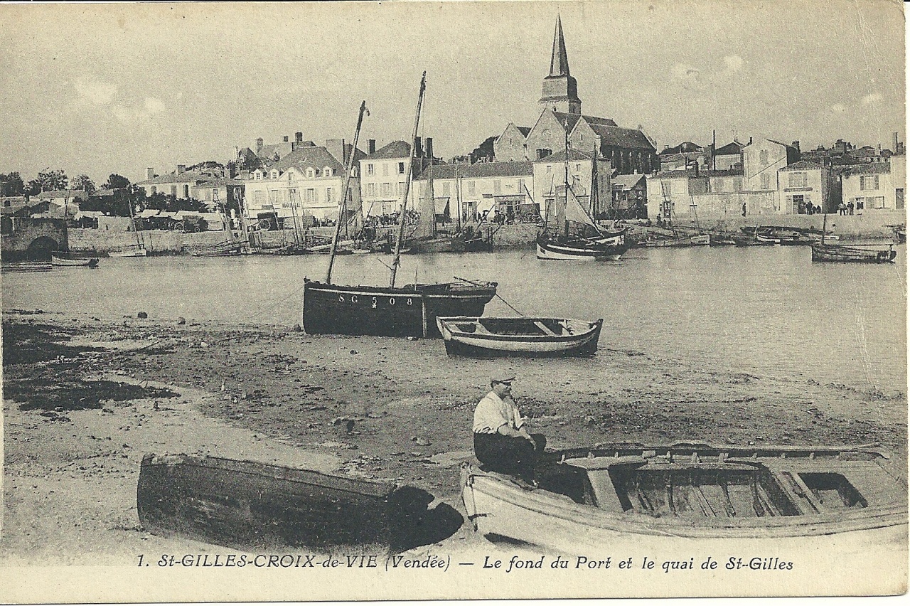 St-Gilles-Croix-de-Vie, le fond du port et le quai de St-Gilles.