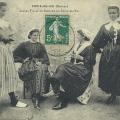 Jeunes filles en costume de Croix-de-Vie.