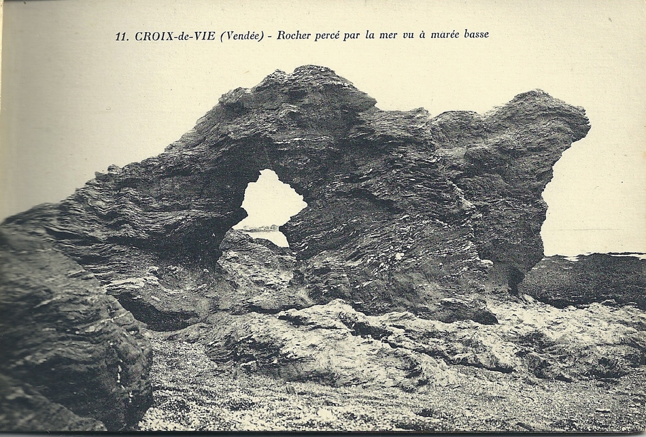 Croix-de-Vie, rocher percé par la mer.