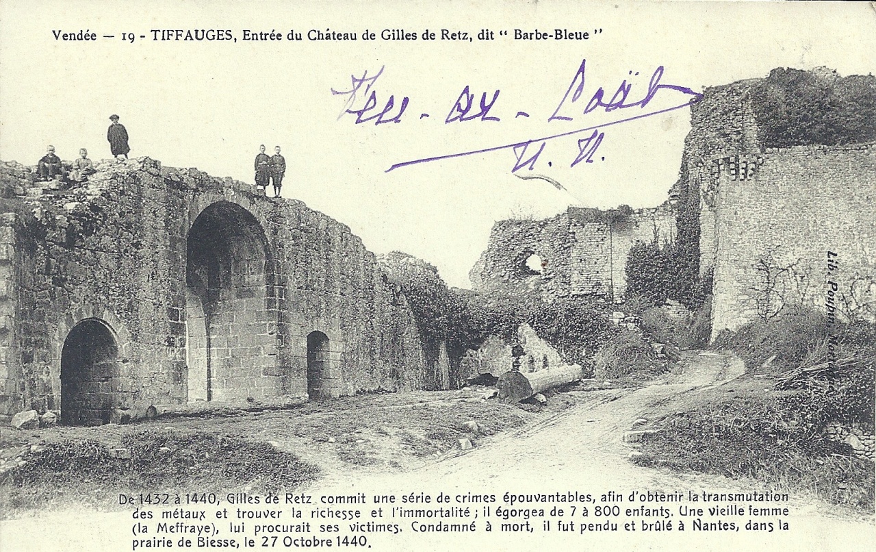Tiffauges, entrée du château de Gilles de Rais.