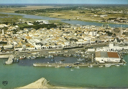 Saint-Gilles-Croix-de-Vie, le port et à l'arrière plan le nouveau pont.