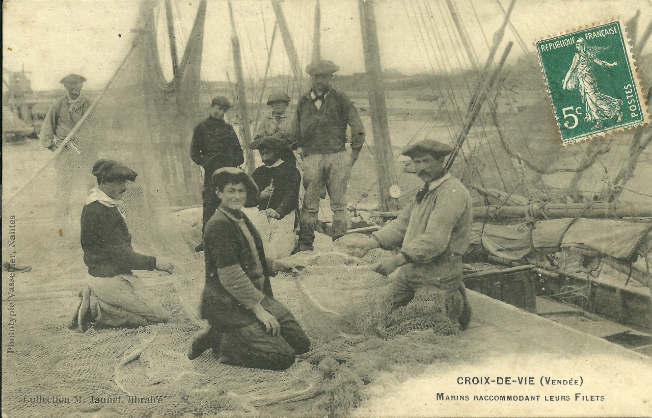 Croix-de-Vie, marins raccommodant leurs filets.