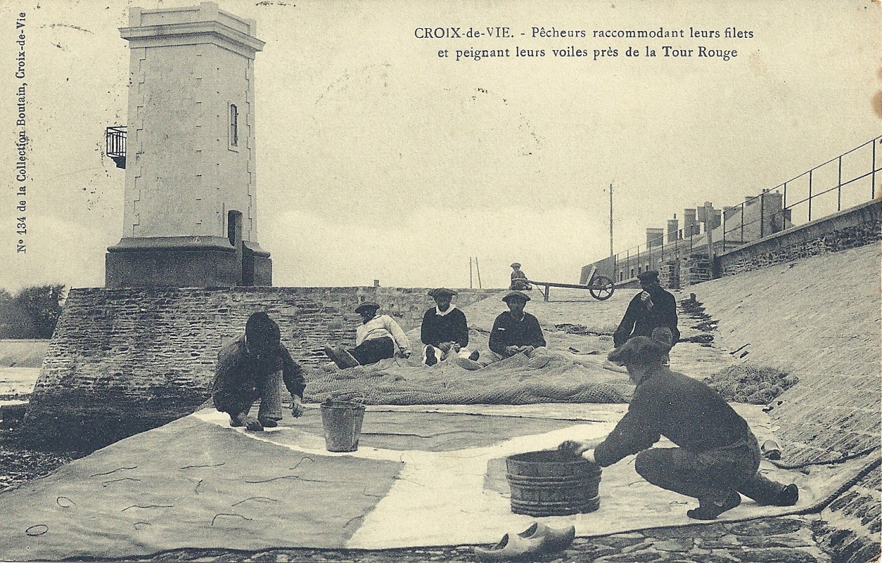 Croix-de-Vie, pêcheurs peignant leurs voiles.