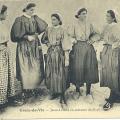 Croix-de-Vie, jeunes filles en costume de pays.