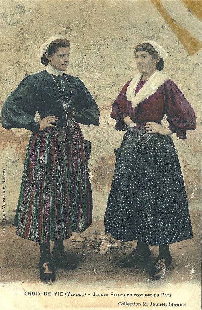 Croix-de-Vie, jeunes filles en costume de pays.
