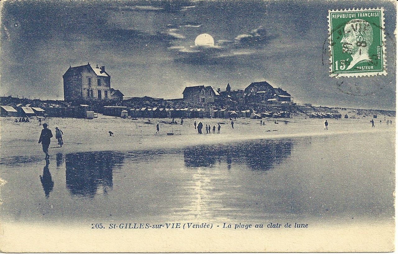 St-Gilles-sur-Vie, la plage au clair de lune.