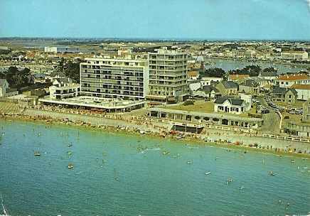 Saint-Gilles-Croix-de-Vie, la plage et le port de Saint-Gilles.