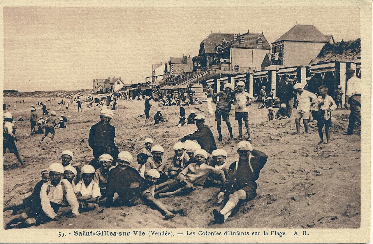 St-Gilles-sur-Vie, une colonie d'enfants sur la plage.
