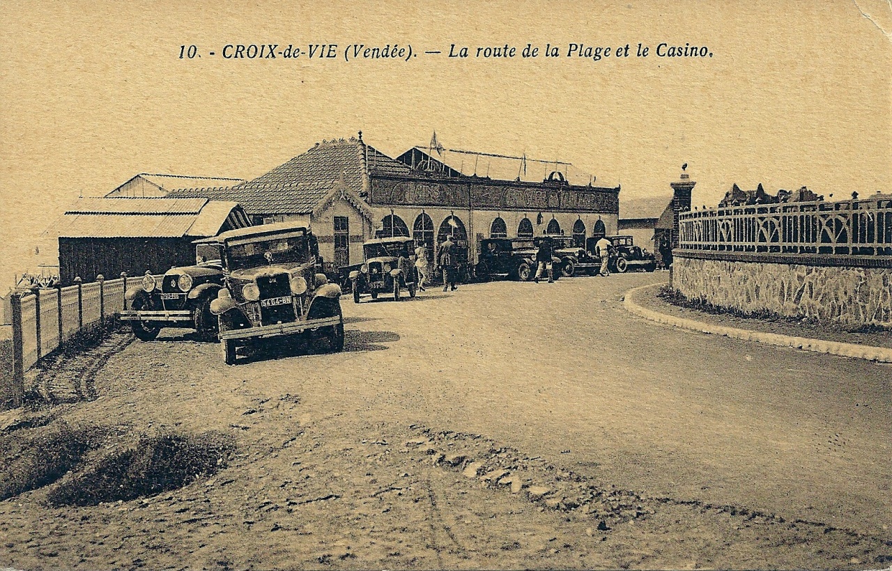 Croix-de-Vie, la route de la plage et le casino.