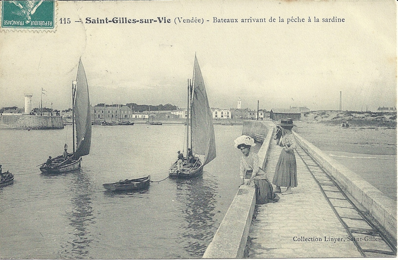 St-Gilles-sur-Vie, bateaux arrivant de la pêche à la sardine.