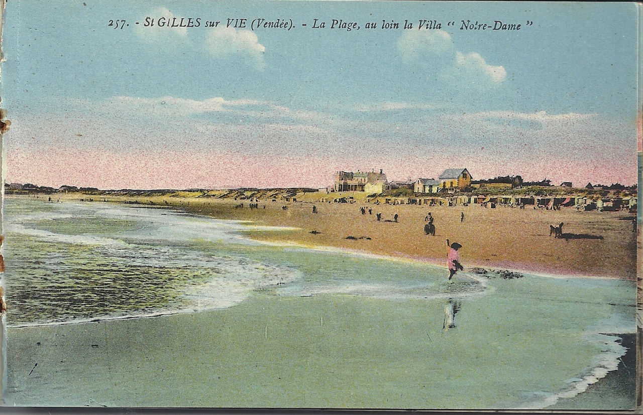 St-Gilles-sur-Vie, la plage au loin la villa notre-Dame.