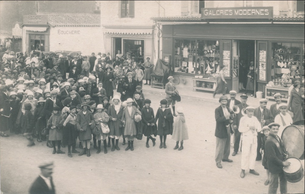 Croix-de-Vie, quai de la République, colonie de vacances.