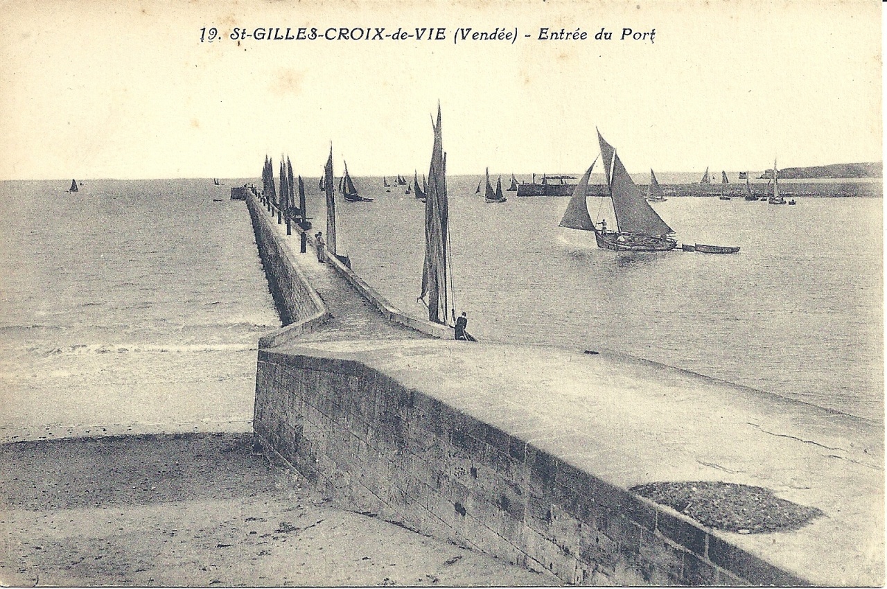 ST-Gilles-Croix-de-Vie, entrée du port.