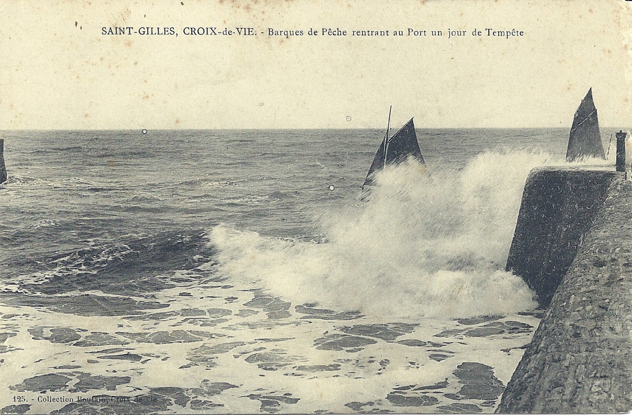 St-Gilles-Croix-de-Vie, barques rentrant au port.