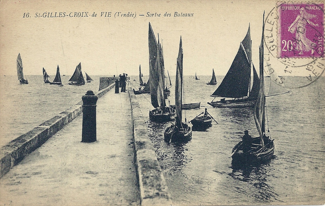 St-Gilles-Croix-de-Vie, bateaux sortant du port.