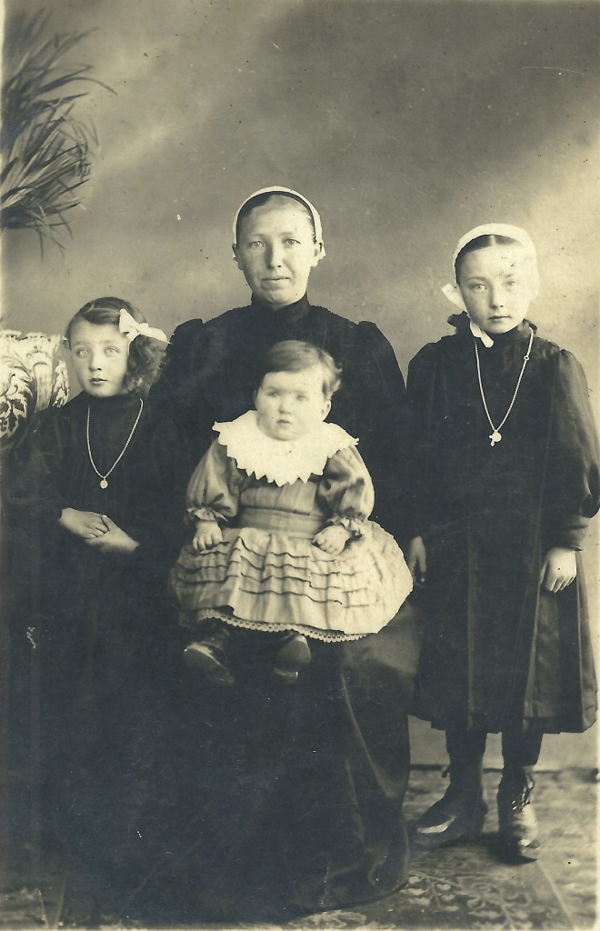 St-Gilles-sur-Vie, mon arrière grd-mère et ses 3 filles.