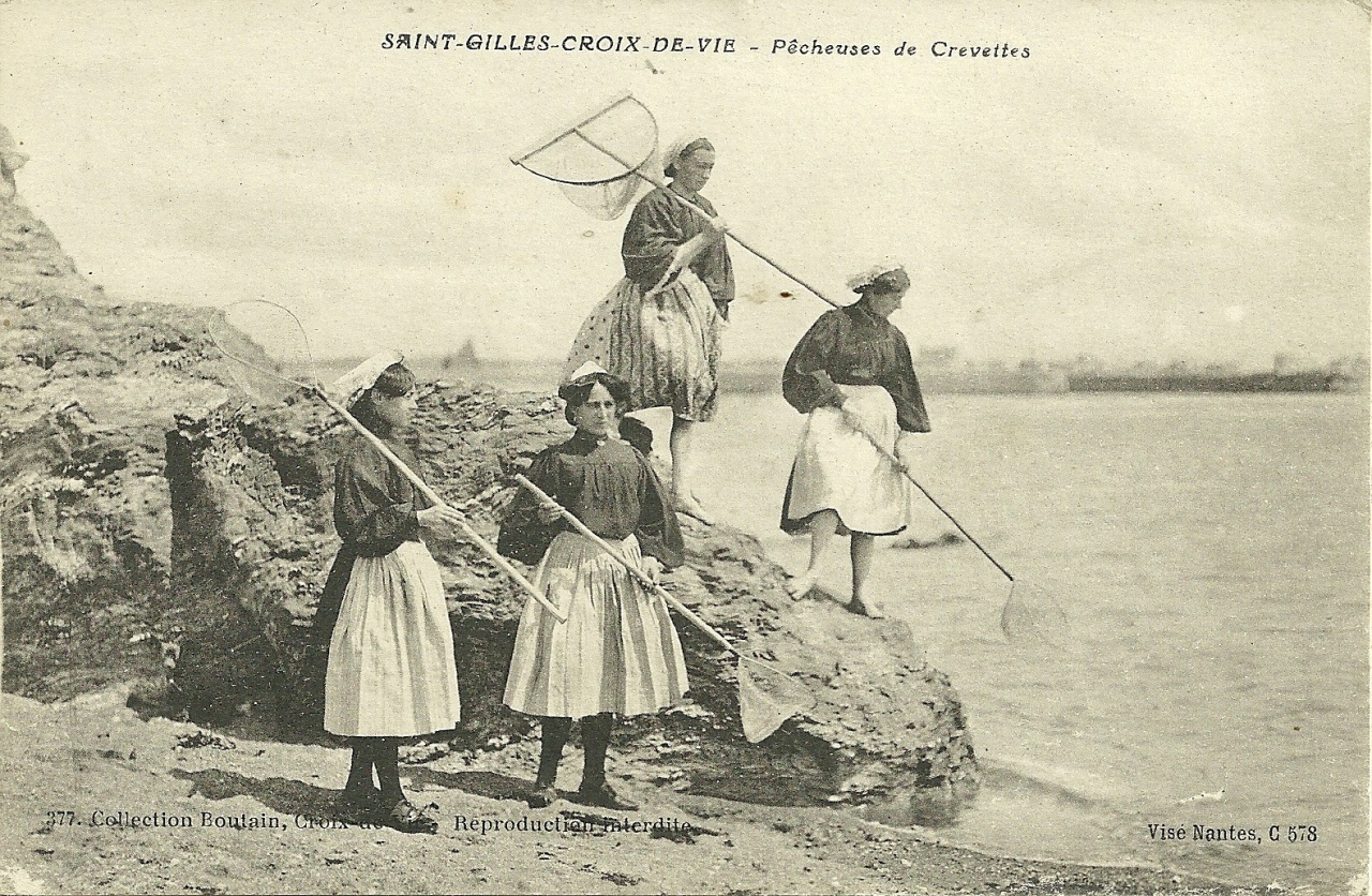 St-Gilles-Croix-de-Vie, pêcheuses de crevettes.