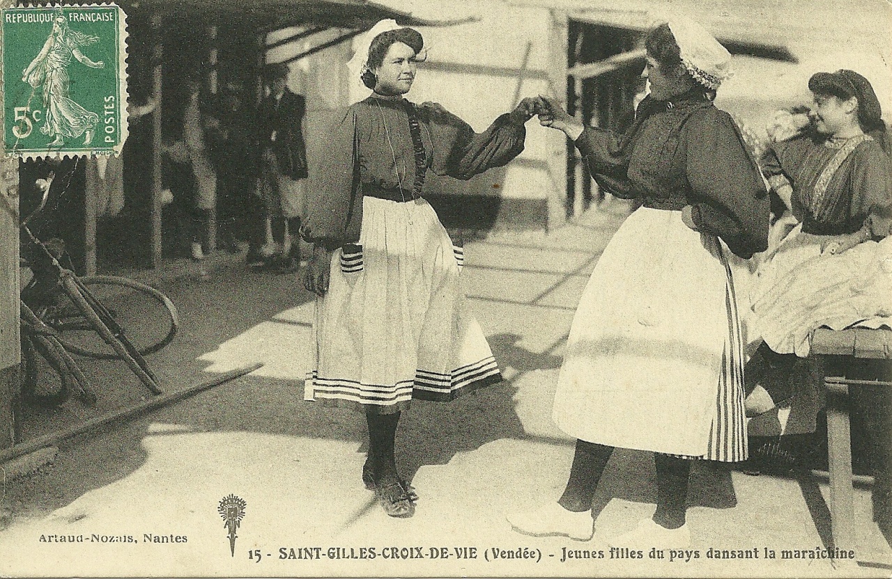 St-Gilles-Croix-de-Vie, jeunes filles de pays.