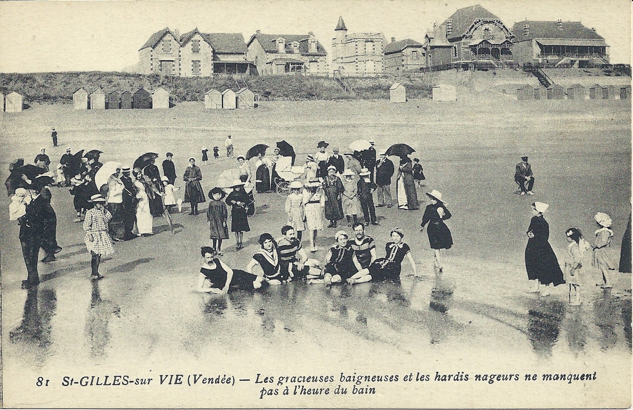 St-Gilles-sur-Vie, des baigneurs sur la plage.
