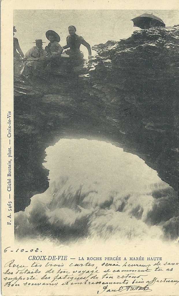 Croix-de-Vie, la roche percée à marée haute.