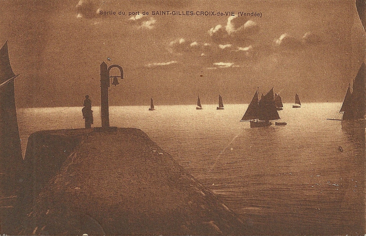 Croix-de-Vie, Sortie du port la nuit.