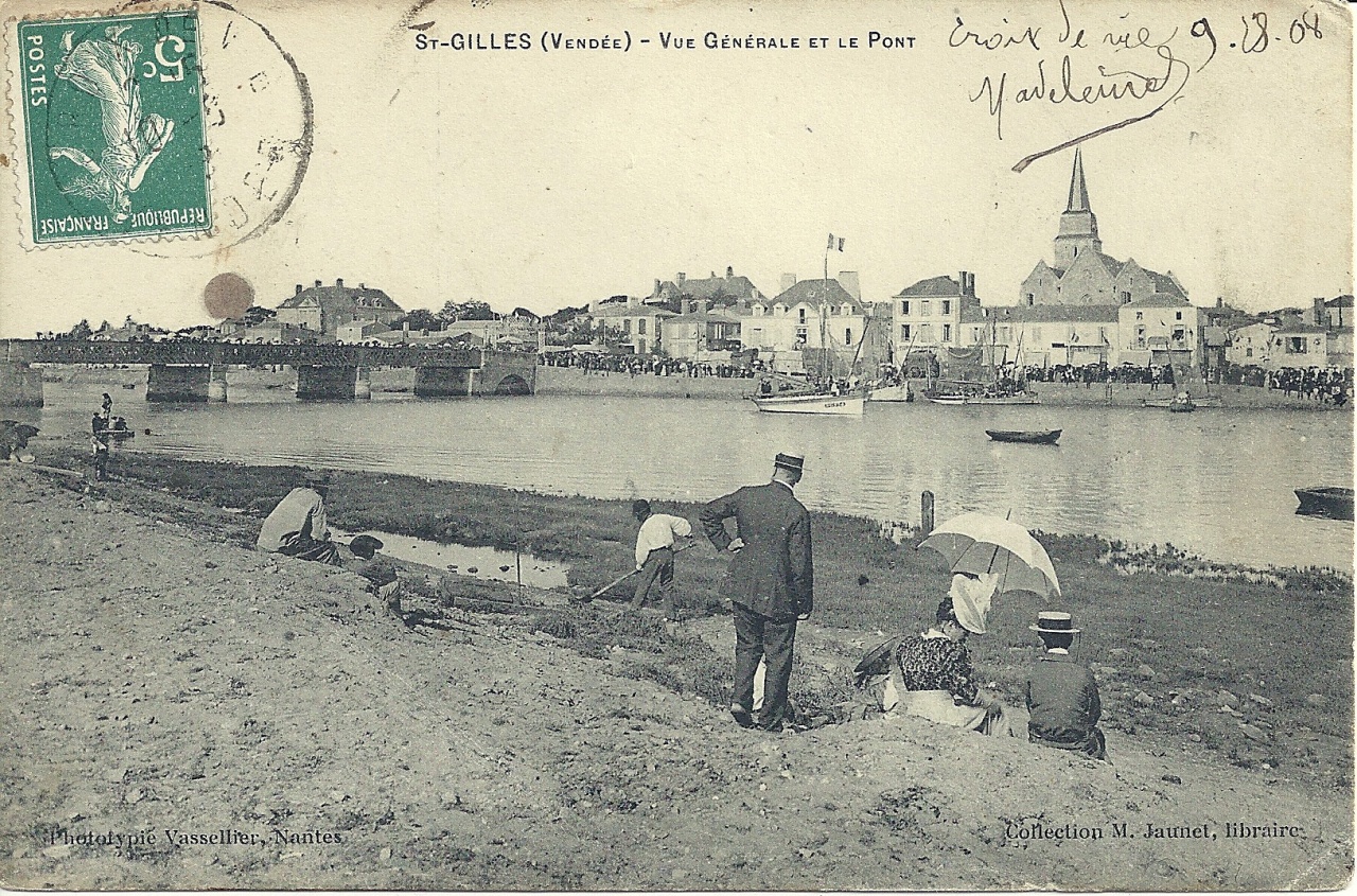 St-Gilles-sur-Vie, vue générale du pont et du port.