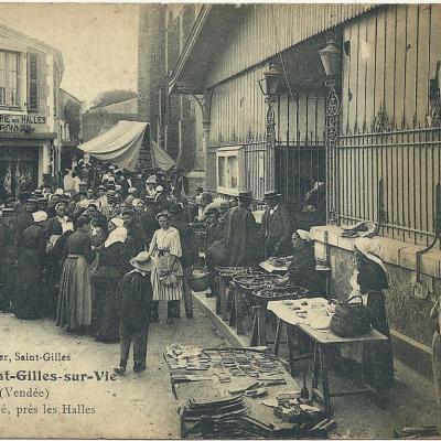 La place de l'église, l'hôpital, les rues de Saint-Gilles-sur-Vie