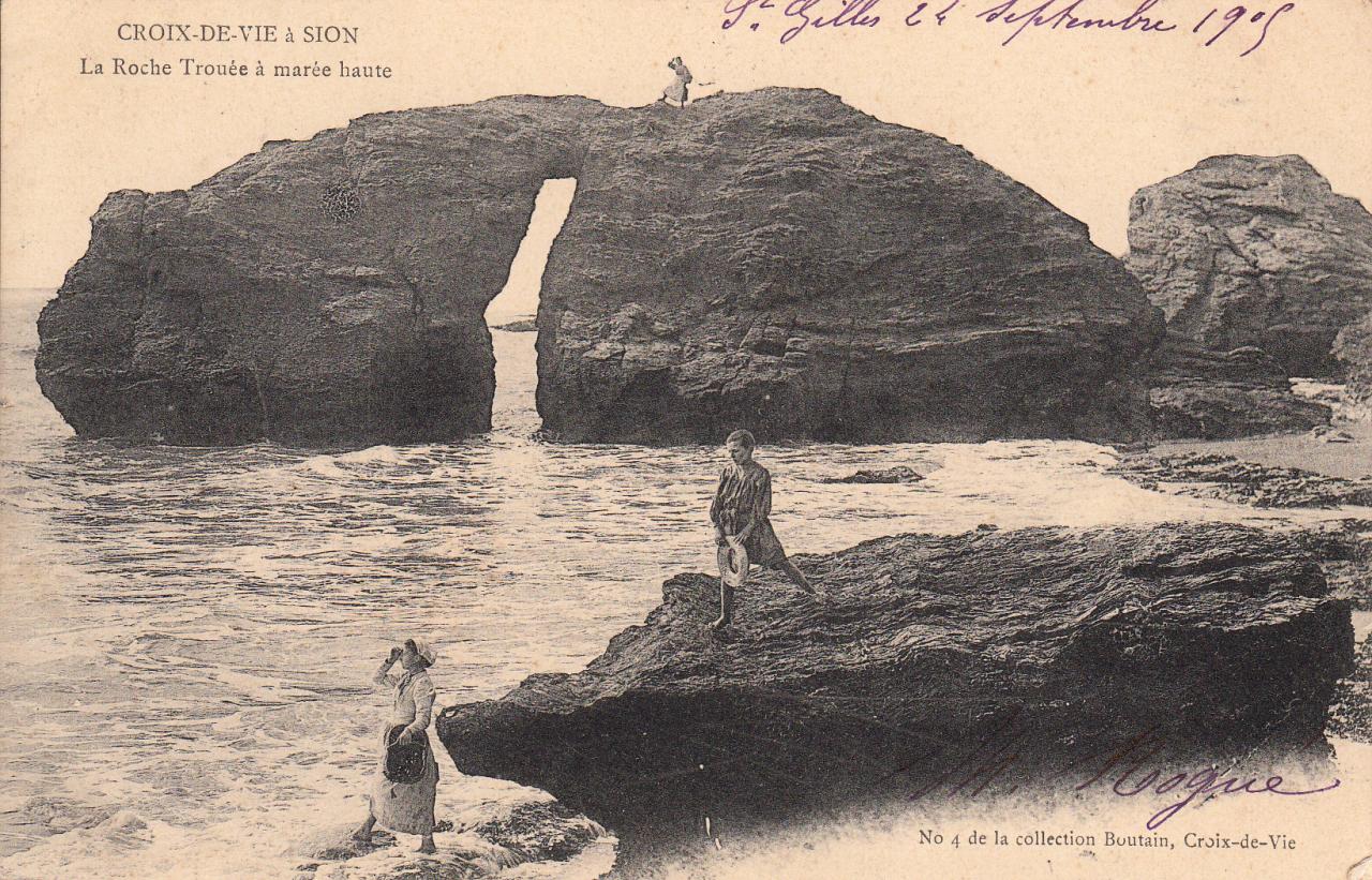 Croix-de-Vie à Sion, la roche trouée à marée haute.