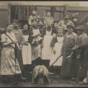 Croix-de-vie, personnel de la conserverie Gendreau pendant la guerre.