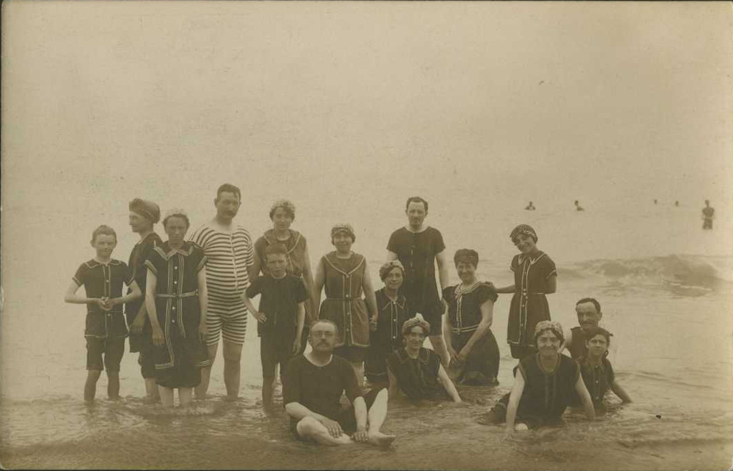 Saint-Gilles-sur-Vie, les baigneurs sur la plage.