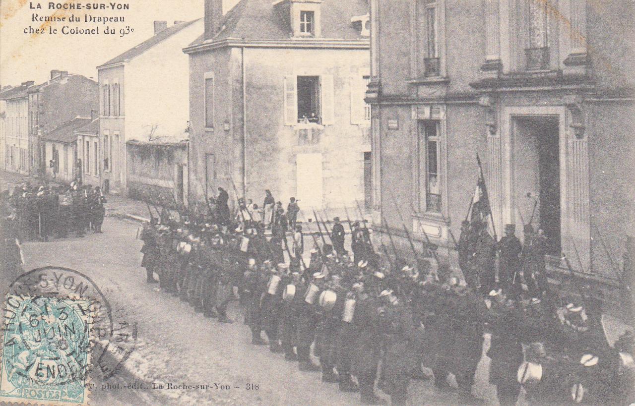 La Roche sur Yon, remise du drapeau au Colonel du 93ème Régiment.