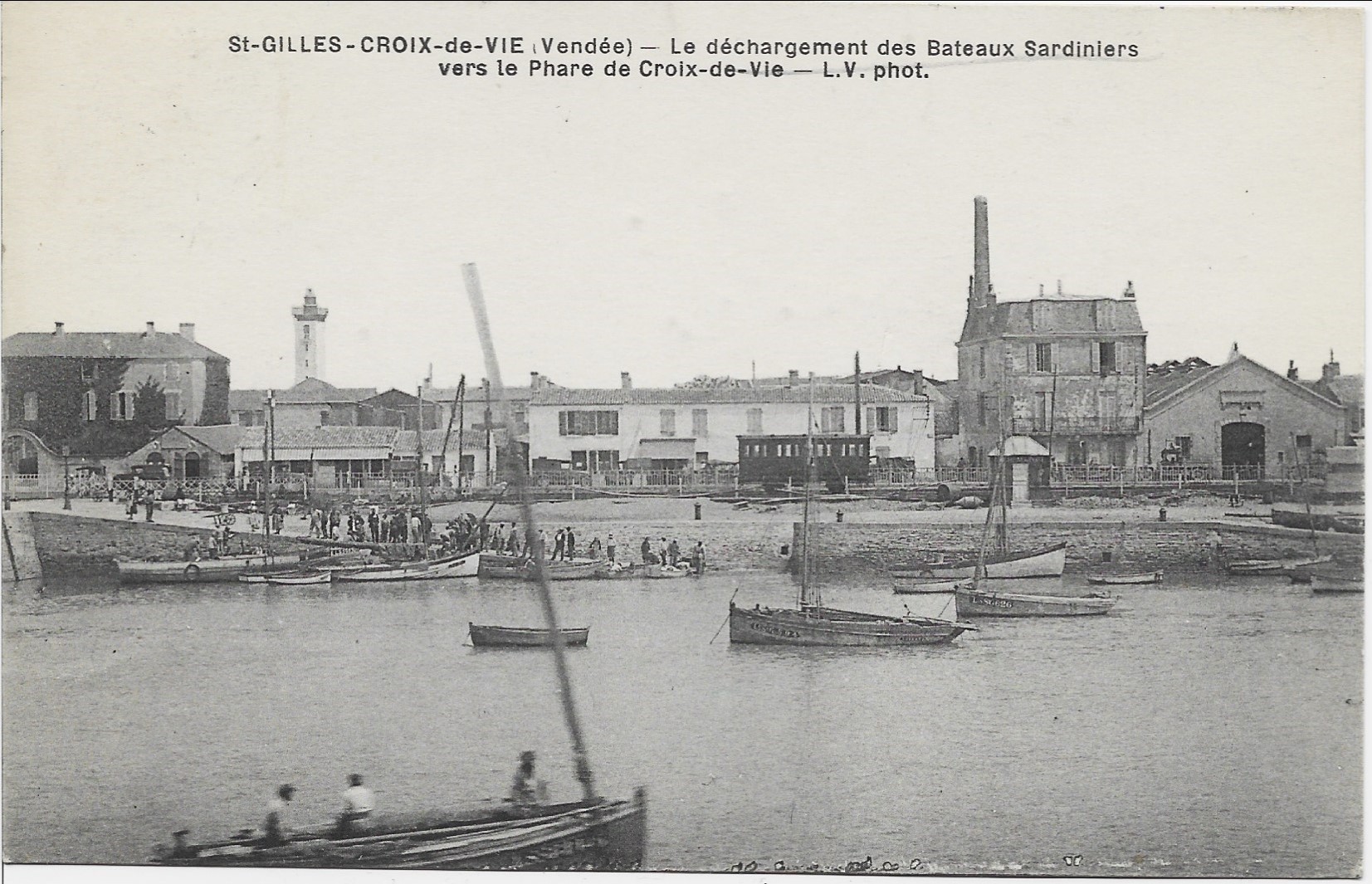 Croix-de-Vie, le déchargement des bateaux sardiniers.
