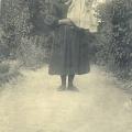 Enfant avec une servante de St-Gilles-sur-Vie.