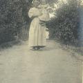St-Gilles-sur-Vie, enfant avec une autre servante.