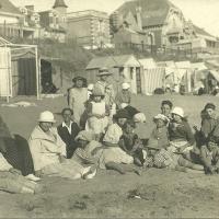 Saint-Gilles-sur-Vie, des vacanciers prennent la pose.