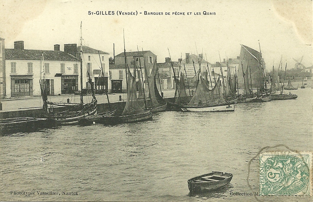 Saint-Gilles-sur-Vie, barques de pêche, les quais, le moulin.
