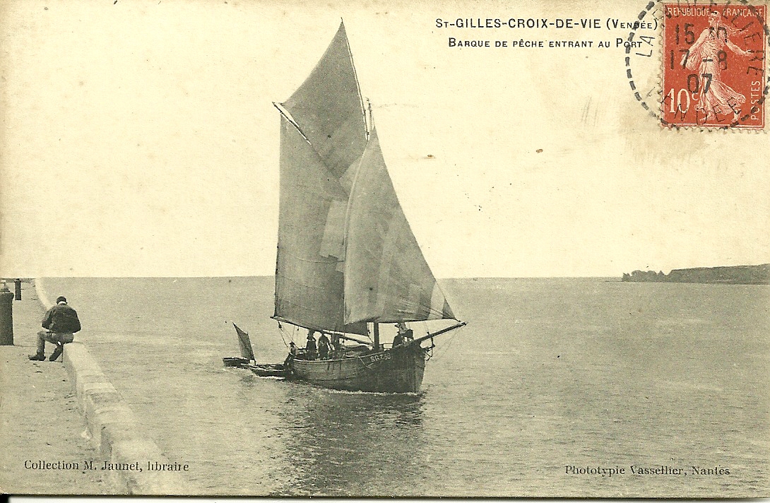 St-Gilles-Croix-de-Vie, barque de pêche rentrant au port.