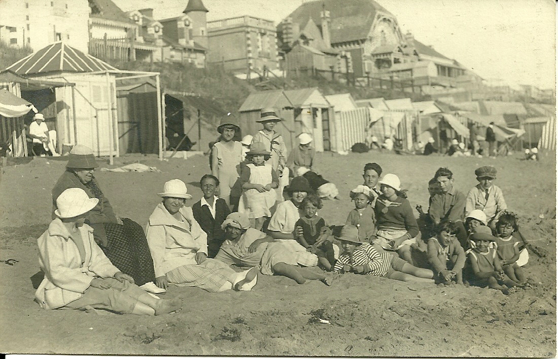 Saint-Gilles-sur-Vie, famille à la plage, derrière le casino.